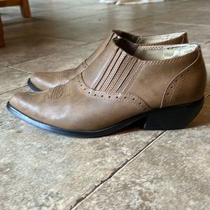 Cowgirl Dingo Brown Western Booties Size 9